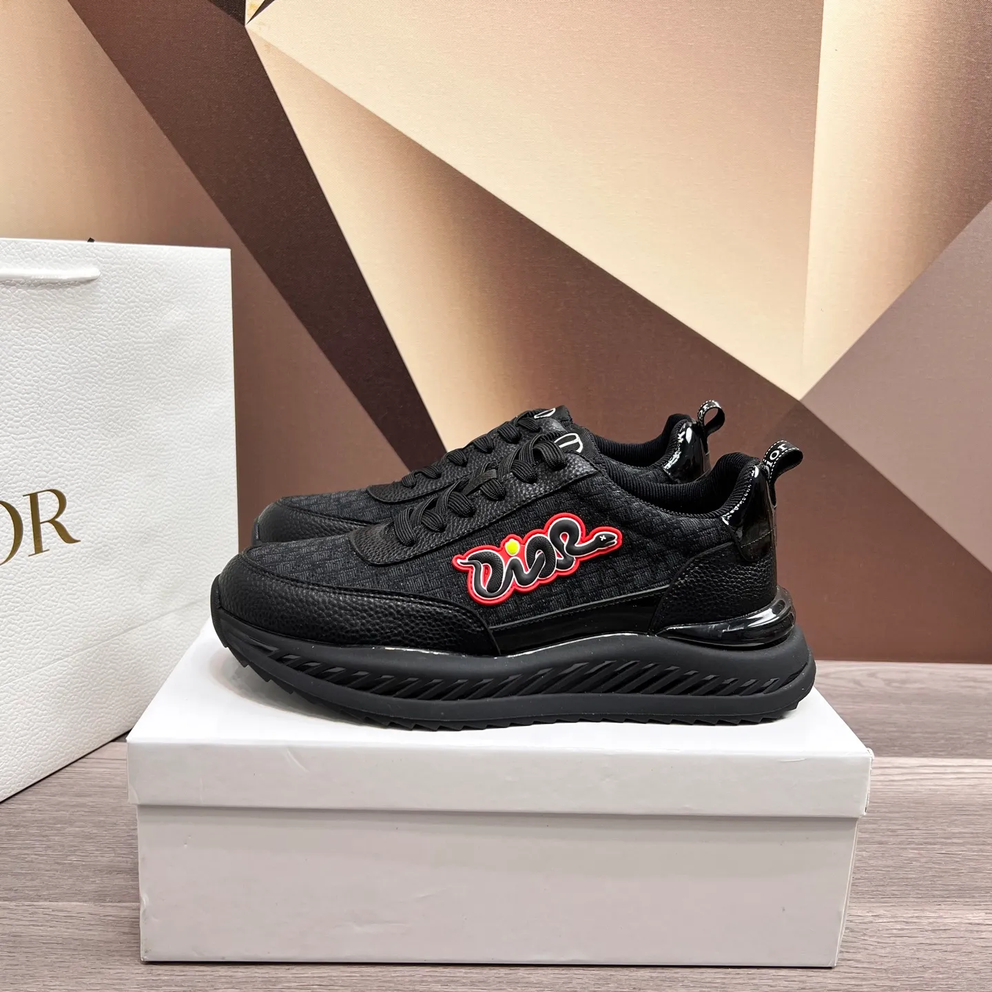 Factory price: 438💰Dior original quality.~ Unique modern style sneakers. 🏃A must-have casual shoe for trendy men😍😍 Imported cowhide fabric, sheepskin foot pads (refuse to discolor and grind feet) soles: Original soles specially provided by the original factory, French lazy style design ⚠️Fit to the feet, original quality, super comfortable original soles. It’s like shooting the real thing🎬The real thing is better, high-quality sneakers, men’s shoe size: 38-44 (45 and 46 can be customized)